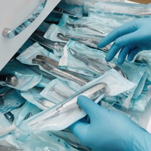 Stérilisation du matériel de chirurgie dentaire, implants dentaires et soins dentaires au cabinet dentaire à Blida en Algérie