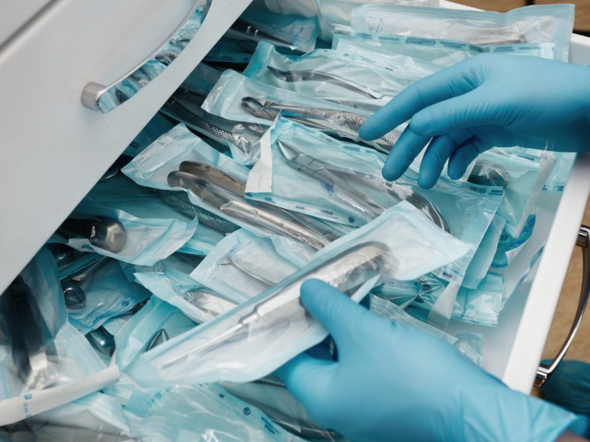 Stérilisation du matériel de chirurgie dentaire, implants dentaires et soins dentaires au cabinet dentaire à Blida en Algérie